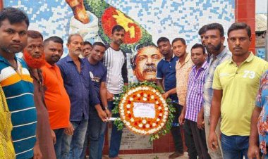 কেশবপুরে উপজেলা ও পৌর জাতীয় শ্রমিকলীগের  পক্ষ থেকে বঙ্গবন্ধুর ম্যুরালে পুষ্পমাল্য অর্পণ