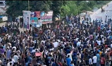 নরসিংদীতে কোটা সংস্কার আন্দোলনে অংশগ্রহণকারী শিক্ষার্থীদের সড়ক অবরোধ