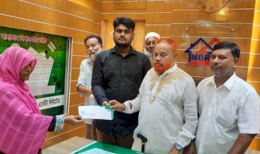 ঘর নির্মানের জন্য অধ্যক্ষ মাহাতাব বিশ্বাসের অনুদান প্রদান