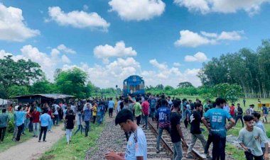 কোটা আন্দোলনে সাধারণ স্কুল কলেজ ছাত্র ও ছাত্রীরা ১০ ঘন্টা  বন্ধ করে দেয় নওগাঁ-সান্তাহারের রেলযোগাযোগ