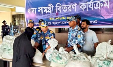 সেন্টমার্টিনে দ্বীপবাসীদের মাঝে কোস্টগার্ডের  খাদ্য সামগ্রী বিতরণ
