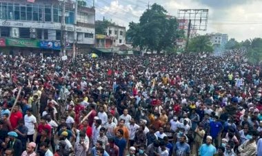 হাসিনা সরকার পতনে নরসিংদীতে সাধারণ শিক্ষার্থীদের আনন্দ মিছিল অনুষ্ঠিত