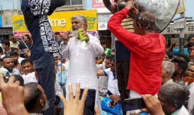 নওগাঁয় আওয়ামীলীগের দুঃশাসন থেকে মুক্ত হওয়ায় মিষ্টি বিতরণ ও আনন্দ মিছিল
