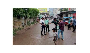 বুড়িচংয়ে ট্রাফিকের দায়িত্ব পালন করছে শিক্ষার্থীরা