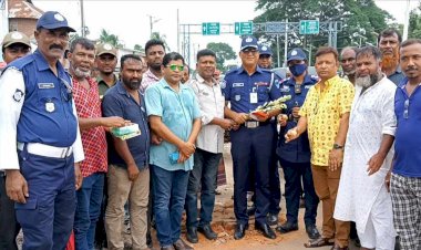 নড়াইলের সড়কে ফিরল ট্রাফিক পুলিশ, পেলেন ফুলেল শুভেচ্ছা