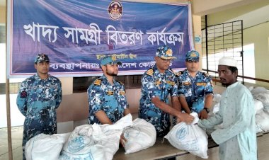 সেন্টমার্টিনে দ্বীপবাসিদের মাঝে খাদ্য সামগ্রী বিতরণ করছেন কোস্টগার্ড সদস্যরা