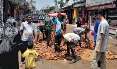 কুমিল্লার বুড়িচং উপজেলায় সদর  বাজারে ট্রাফিক নিয়ন্ত্রণ পাশাপাশি  ভাঙা সড়ক মেরামত করলেন শিক্ষার্থীরা