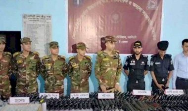 লুট হওয়া গুলি ও অস্ত্র র‍্যাব এর কাছে হস্তান্তর করলেন সেনাবাহিনী