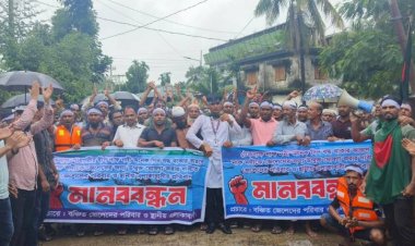 ৭ বছর নাফ নদী বন্ধ খুলে দেওয়ার দাবিতে জেলেদের মানববন্ধন- স্মারকলিপি প্রদান