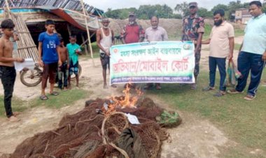 নওগাঁর পোরশার পুনর্ভবায় অবৈধ সুতি জাল নিধনে যৌথ অভিযান