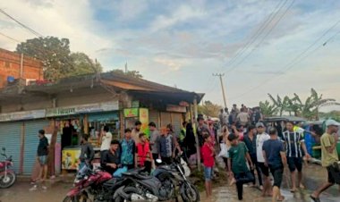 কুমিল্লায় উৎসুক জনতার ভিড়ে ব্যাহত হচ্ছে উদ্ধার ও ত্রাণ সহায়তা!