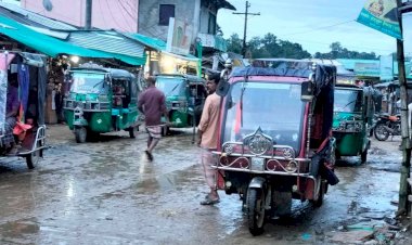 নাইক্ষ্যংছড়ি'র বাইশারীতে এলোমেলো গাড়ি পার্কিং, যানজটে ব্যবসায়ী ও রোগীদের চরম ভোগান্তি।