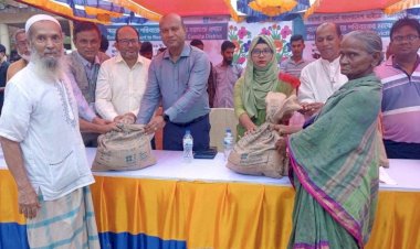 কুমিল্লায় বন্যাদুর্গতদের মাঝে  ওয়ার্ল্ড কনসার্ন বাংলাদেশ এর ত্রাণ সহায়তায় প্রদান