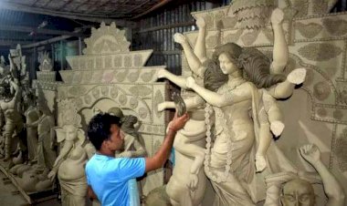রং তুলির ছোঁয়ায় দেবীকে রাঙিয়ে তুলতে ব্যস্ত মৃৎশিল্পীরা, বুড়িচং উপজেলার ৩৭ স্থানে অনুষ্ঠিত হবে শারদীয় উৎসব