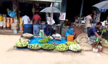 বুড়িচংয়ে  অস্থির সবজির বাজারে দিশেহারা নিম্ন আয়ের মানুষ