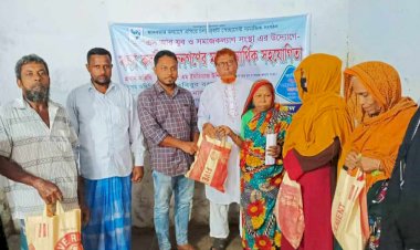 কেশবপুরে জলাবদ্ধ ৩০০ পরিবারের মাঝে  ত্রাণসামগ্রী বিতরণ
