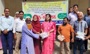 মনোহরদীতে ক্ষুদ্র ও প্রান্তিক কৃষকদের মাঝে বিনামূল্যে বীজ ও সার বিতরণ