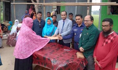 বুড়িচংয়ে ট্রেনের ধাক্কায় নিহতের পরিবারের মধ্যে আর্থিক সহায়তা প্রদান