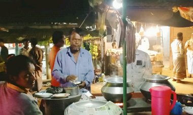 টেকনাফে বিভিন্ন স্টেশন ও ফুটপাতে ওম ছড়াচ্ছে শীতের ভাপা পিঠা