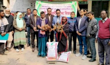 নওগাঁর মান্দায় সমতল ভূমিতে বসবাসরত ক্ষুদ্র নৃগোষ্ঠী পরিবারের  মাঝে মুরগি ও খাবার বিতরণ