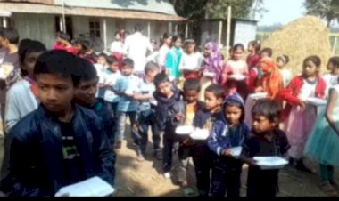 ইকরজানা বেসরকারি প্রাথমিক বিদ্যালয়ের শিক্ষার্থীদের মাঝে খাবার বিতরন