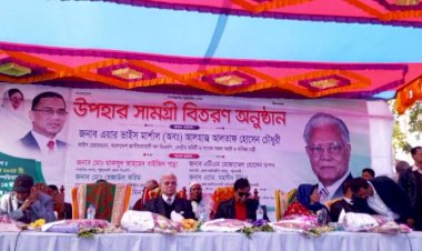 মির্জাগঞ্জে উপহার-সামগ্রী বিতরণে সাবেক মন্ত্রী আলতাফ হোসেন চৌধুরী