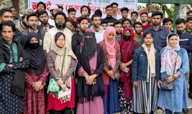 নওগাঁর মুক্তির মোড়ে শহীদের রাষ্ট্রীয় স্বীকৃতি ও ৭ দফা দাবিতে লিফলেট বিতরণ করা হয়