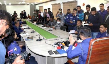 নওগাঁ মহাদেবপুর খাজুর গ্রামের ডাকাতি কারার একপর্যায়ে গৃহবধূ কে তুলেনিয়ে গণধর্ষণ ৭ জন গ্রেফতার