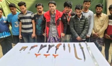 কুমিল্লায় সেনাবাহিনীর অভিযানে দেশী-বিদেশী অস্ত্র-সহ ১০ সন্ত্রাসী আটক