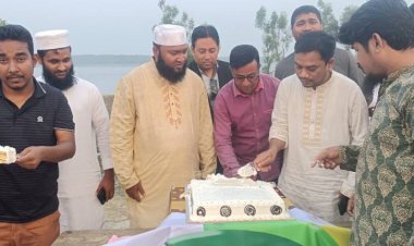 কেক কেটে হ্নীলা বাজার ব্যবসায়ী কল্যাণ সমিতি’র চতুর্থ বর্ষপূর্তি পালন