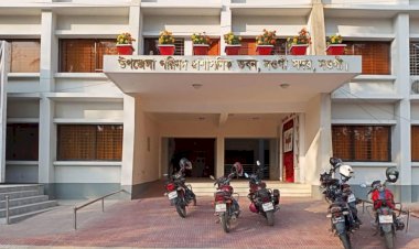 নওগাঁয় ইউএনও অফিসের সামনে থেকে হাতুড়ি দিয়ে বাক্স ভেঙে দরপত্র নিয়ে গেছে  আসামিরা