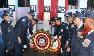 নড়াইলে শহীদদের বেদীতে পুষ্পস্তবক অর্পণ করেন এসপি কাজী এহসানুল কবীর