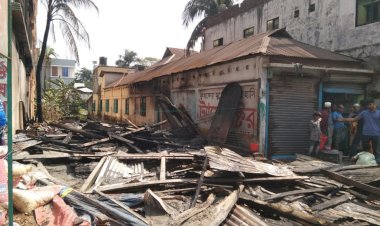 মির্জাগঞ্জের সুবিদখালীতে আগুনে পুরে ছাই ফার্নিচার এর দোকান