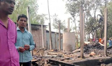 পীরগঞ্জে ৫ পরিবারের ১২ ঘর আগুনে পুড়ে ছাই,ক্ষতি প্রায় ২০ লক্ষ টাকার