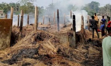 টেকনাফে অগ্নিকান্ডে শণের গুদাম ও নোহা পুড়ে ছাঁই ; ৪০ লক্ষ টাকার ক্ষয়ক্ষতি