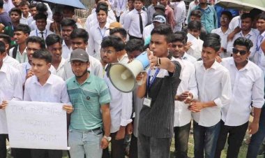 দীর্ঘদিন ধরেই ছয় দফা দাবিতে নওগাঁ  মুক্তি মোড়ে কেন্দ্রীয় শহীদ মিনারে  বিক্ষোভ মিছিল