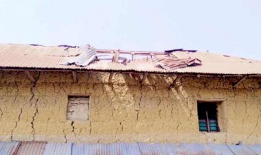 নওগাঁ নিয়ামতপুর চৌরা-সামাসপুরে ককটেল বিস্ফোরণের ঘটনায় দুতালা ঘরের টিন উড়ে যায়