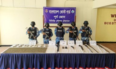 টেকনাফে কোস্ট গার্ড ও পুলিশের যৌথ অভিযানে   দেশী বিদেশি ৬ টি অস্ত্র,২ টি ম্যাগাজিনসহ ৯৭৫ রাউন্ড তাজা গুলি উদ্ধার