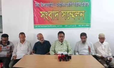 নওগাঁ সাংবাদিকদের হয়রানী সংবাদের প্রতিবাদে হাপানিয়া ইউপি চেয়ারম্যান রাজার সংবাদ সম্মেলন করেন