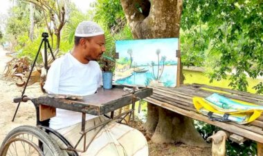 নওগাঁর মান্দায় বৈদ্যুতিক দূর্ঘটনায় দুই হাত হারিয়ে মুখ দিয়ে ছবি এঁকে জীবন  সংসার চলে ইব্রাহিমের