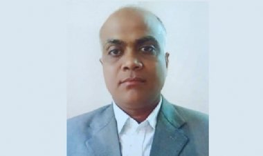 ঘুষ নেয়ায় পাবলিক তিন ঘন্টা অবরুদ্ধ করে রেখেছে  ইউনিয়ন পরিষদ সচিবকে