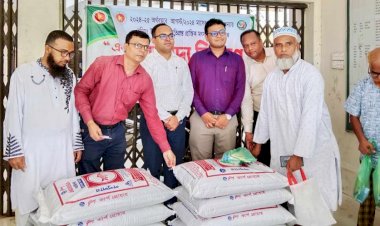 বুড়িচংয়ে বন্যায় ক্ষতিগ্রস্থ মৎস্যচাষীদের মধ্যে মাছের খাবার বিতরণ