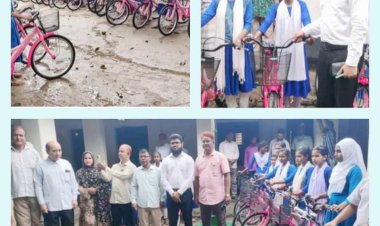 নওগাঁর মহাদেবপুরে উদয়ন সমিতির উদ্যোগে ৩৪ জন ছাত্র-ছাত্রীদের মাঝে বাইসাইকেল বিতরণ