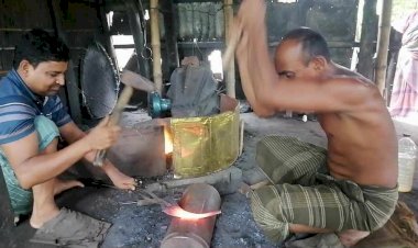 বুড়িচংয়ে ঈদকে সামনে রেখে কামার শিল্পীরা টুং ট্যাং শব্দে ব্যস্ত