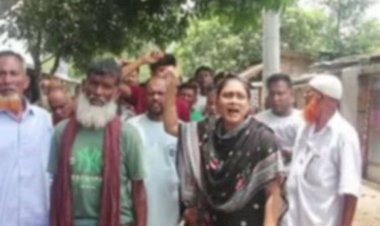 নওগাঁয় ভিজিডি কর্মসূচির কার্ড- ধারীদের কাছে থেকে টাকা নিয়ে চাল বিতরণ করার অভিযোগ
