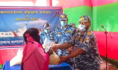 সেন্টামার্টিনে ৬০ গরীব ও অসহায় পরিবারের মাঝে ত্রাণ সামগ্রী বিতরণ করেছেন কোস্ট গার্ড
