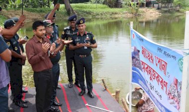 রাজশাহী কেন্দ্রীয় কারাগারে মাছ চাষে নতুন দৃষ্টান্ত, পোনা অবমুক্ত করলেন কর্নেল তানভীর হোসেন