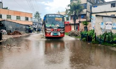 মির্জাগঞ্জের প্রাণকেন্দ্র সুবিদখালী বন্দর রাস্তায় বৃষ্টি পানি জমে জন দুর্ভোগ