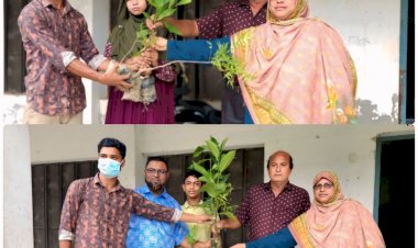 ছাএ ছাএীদের মাঝে গাছের চারা তুলে দেওয়ার মাধ্যমে বৃক্ষ রোপন  কর্মসূচি পালন করা হয়