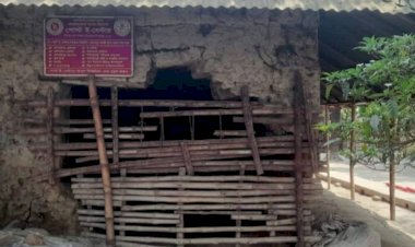মুখ থুবরে পড়ে আছে দিনাজপুর জেলার চিরির বন্দর উপজেলার ঐতিহ্যবাহী পোস্ট অফিসটি!